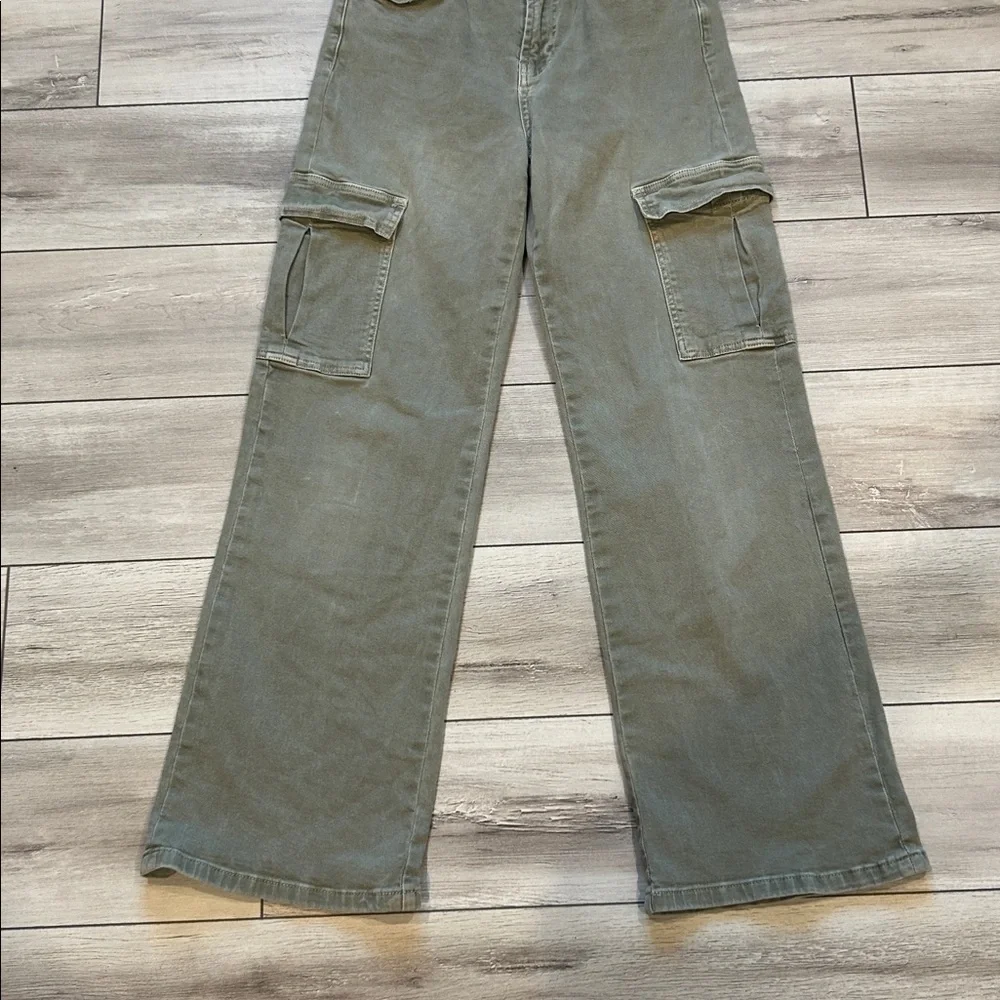 Q2 Premium Denim wide leg cargo jeans size small